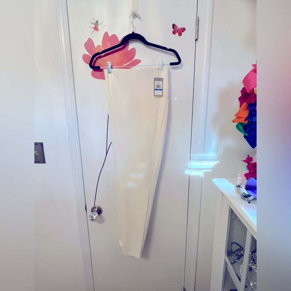Ivory elastic banded leggings with zipper leg bottoms.